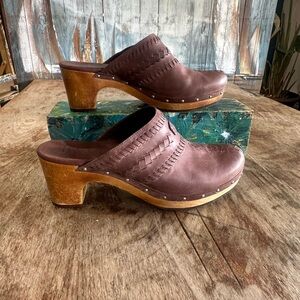 UGG Vivica Woven Leather Studded Nail Head Genuine Shearling Lined
Wood Clogs 12